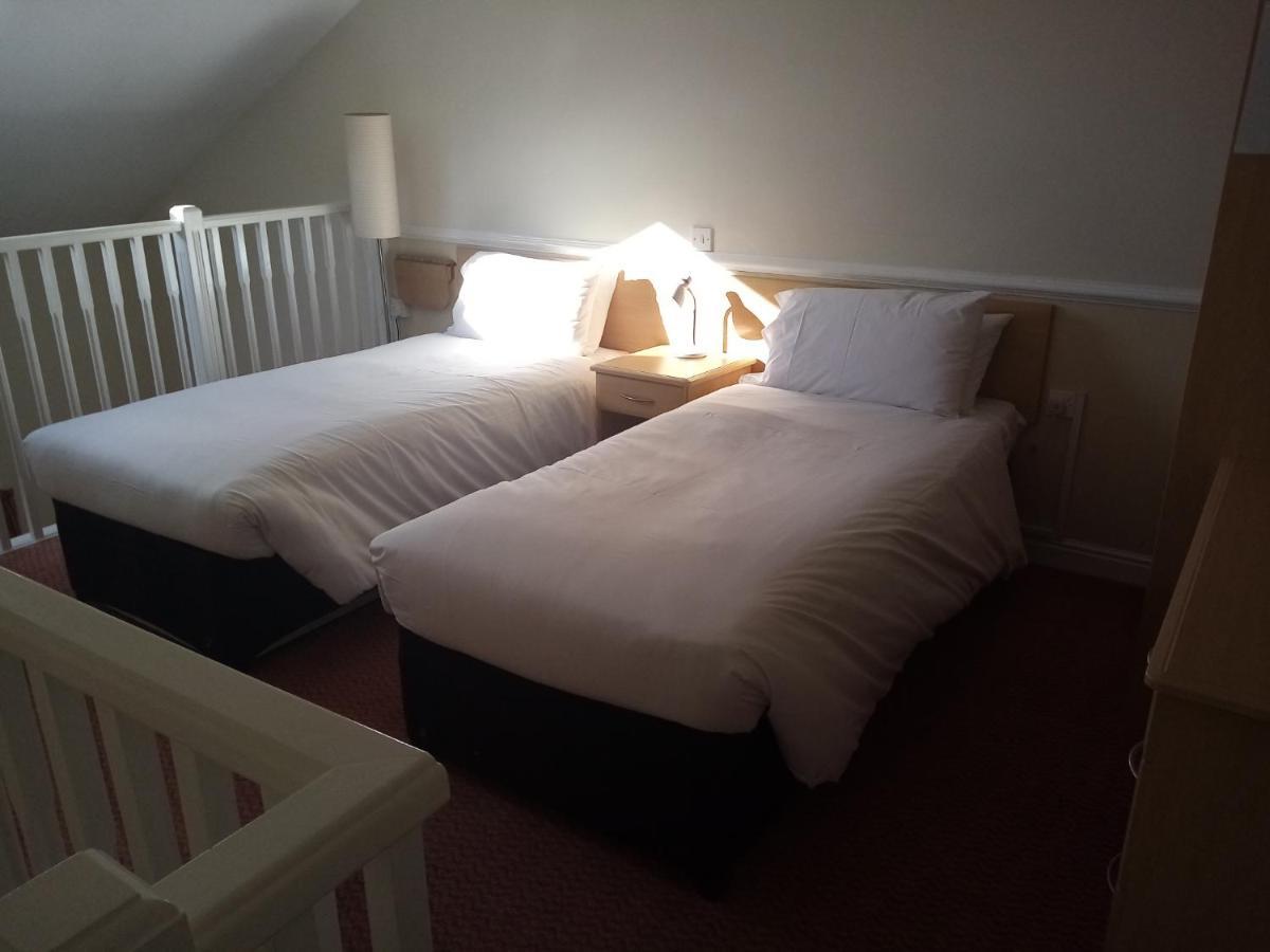 Moreton Park Hotel Chirk Buitenkant foto