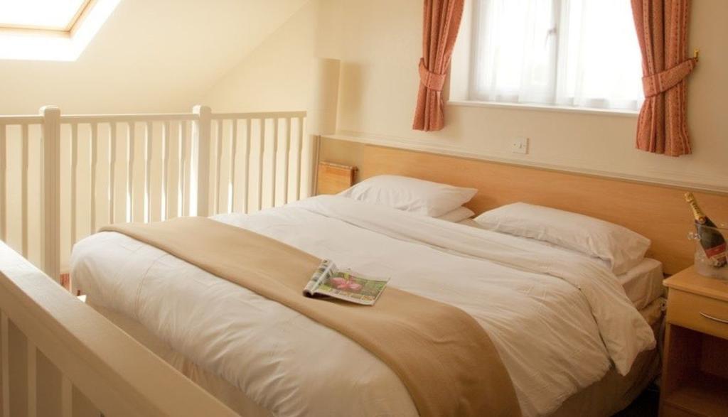 Moreton Park Hotel Chirk Buitenkant foto