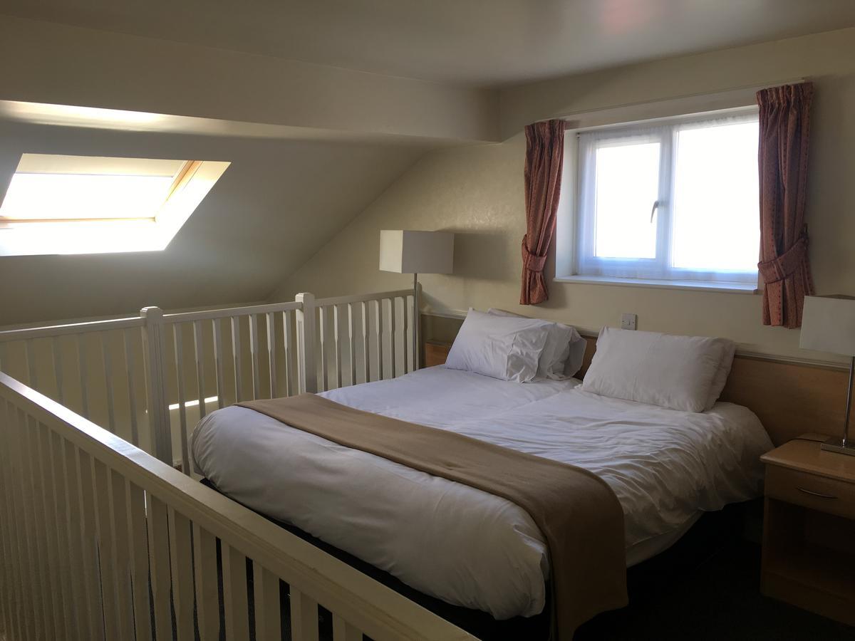Moreton Park Hotel Chirk Buitenkant foto